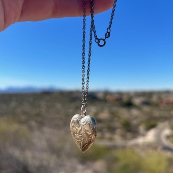 ❤️❤️ Sterling Heart Etched Locket & Chain Vintage Necklace - Picture 5 of 14